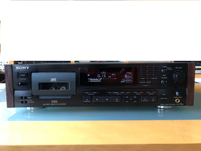 Sony DTC-57ES DAT kasettisoitin kaukosäätimellä