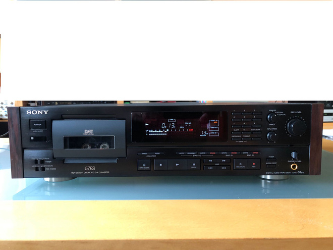 Sony DTC-57ES DAT kasettisoitin kaukosäätimellä