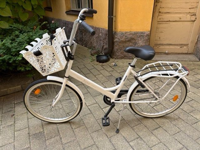 Valkoinen Jopo-polkupyörä DesignHouse kori BikeCap sadelippa