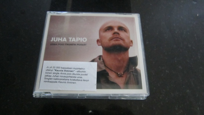 Juha Tapio anna pois itkusta puolet cds