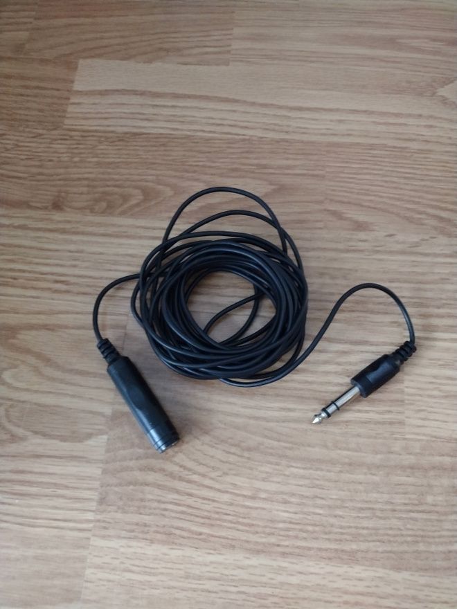 Kuulokejatkojohto 5 m. liitin 6,3 mm.