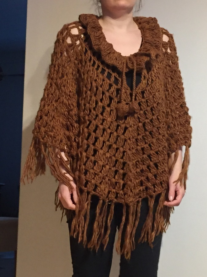 Käsinkudottu ruskea poncho / hartiahuivi