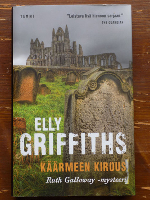 Elly Gruffiths: KÄÄRMEEN KIROUS