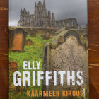 Elly Gruffiths: KÄÄRMEEN KIROUS - pikkukuva 1