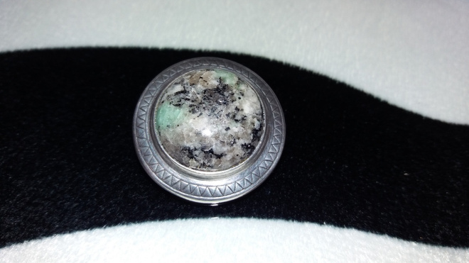 Kalevala Koru hopea rintakoru, vihreä graniitti,