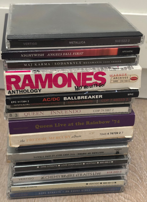 Kasa cd-levyjä 15 kpl Metallica, Queen, Ramones jne.