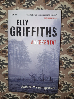 Elly Griffiths : Aavekentät 1p