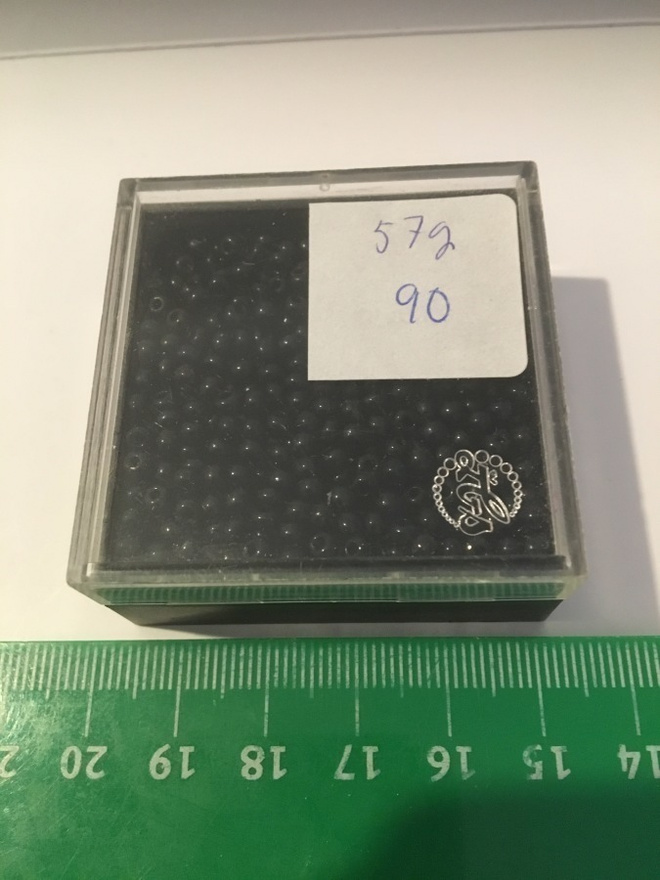 helmi 90 : musta 57 g muovirasiassa