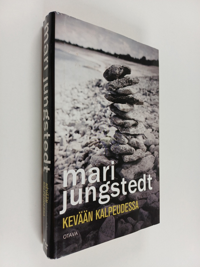 Mari Jungstedt : Kevään kalpeudessa
