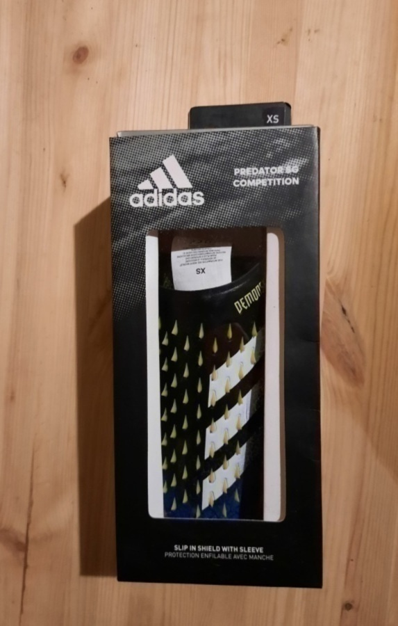 Uudet Adidas predator sg competition jalkapallo säärisuojat