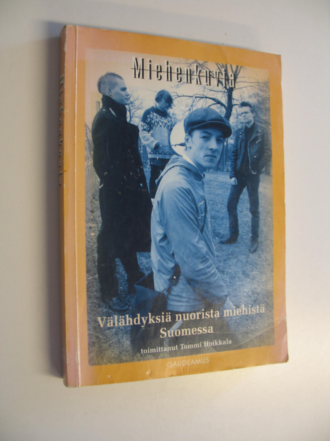 Tommi (toim.) Hoikkala : Miehenkuvia : välähdyksiä nuoris...