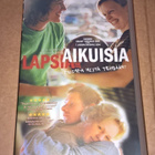 LAPSIA JA AIKUISIA KUINKA NIITÄ TEHDÄÄN VHS DRAAMA/KOMEDIA - pikkukuva 1