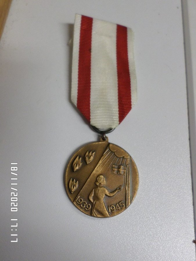 Kotirintama naisten muistomitali    1939 - 1945   Hienokunt.