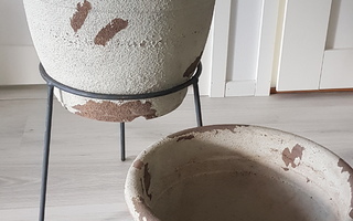 Parvekeruukku / Kukkaruukku / Ruukku x 2 kpl + teline