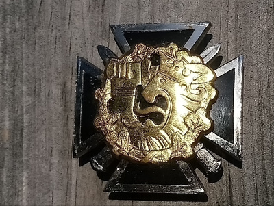 AUK - Risti. Piikki versio. Halkaisija - 38mm. Hyväkuntoinen