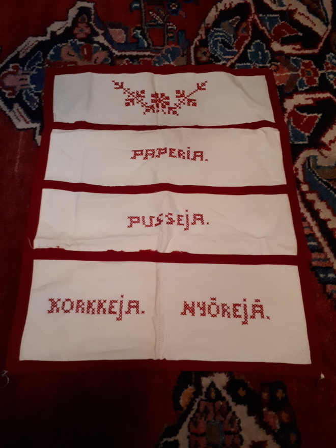 60-70 -l. Seinävaate / säilytys lokerikko.