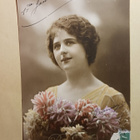 Nuori leidi ja kimppu kukkia 1.1.1917, p. 1.1.1917 - pikkukuva 1
