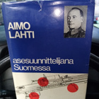 AIMO LAHTI : ASESUUNNITTELIJANA SUOMESSA ( SIS POSTIKULU ) - pikkukuva 1