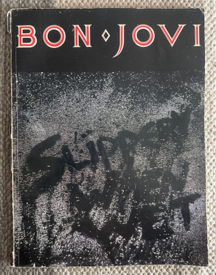 NUOTTIKIRJA: BON JOVI SLIPPERY WHEN WET