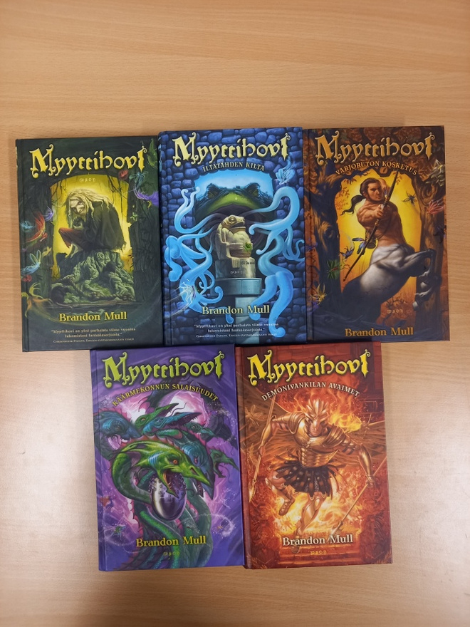 Brandon Mull: Myyttihovi 1-5, koko sarja