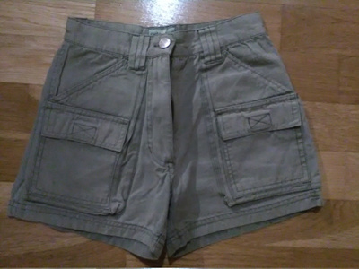 Check this by Lindex khakinvihreät shortsit koko 140