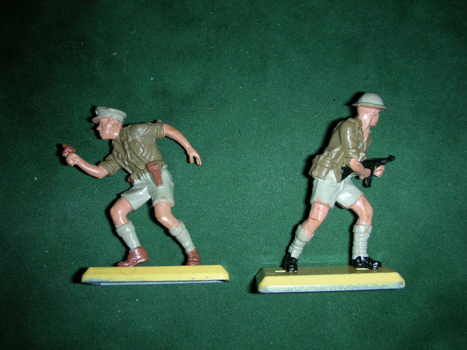 2 minifiguuria englantilaisia sotilaita