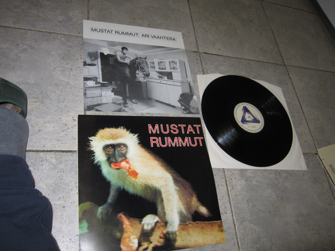 Mustat Rummut LP + Ari vaahtera + LIITE ( uudenverr LP
