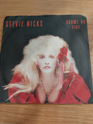 Stevie Nicks – Rooms On Fire