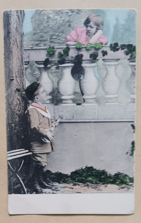 Pikkuherra soittaa serenadia pikkuleidille, p. 1907