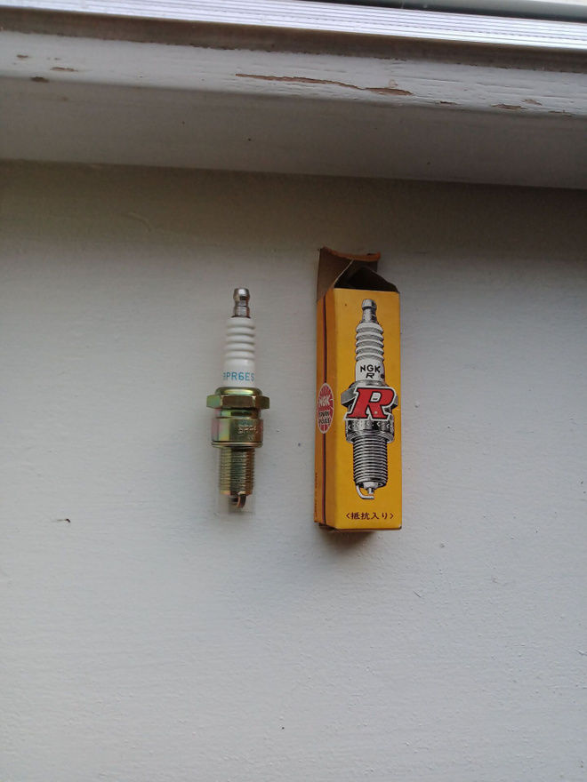 Sytytystulppa NGK R BPR6ES häiriösuojattu, 1kpl.