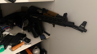 Airsoft aseita (M4, AK-47, Glock) ja varusteita