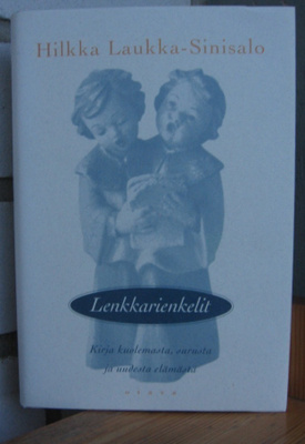 Hilkka Laukka-Sinisalo: Lenkkarienkelit, Otava 1997. 240 s.