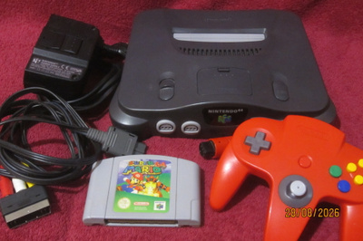 Nintendo 64 konsoli originaalit piuhat, ohjain ja Mario 64
