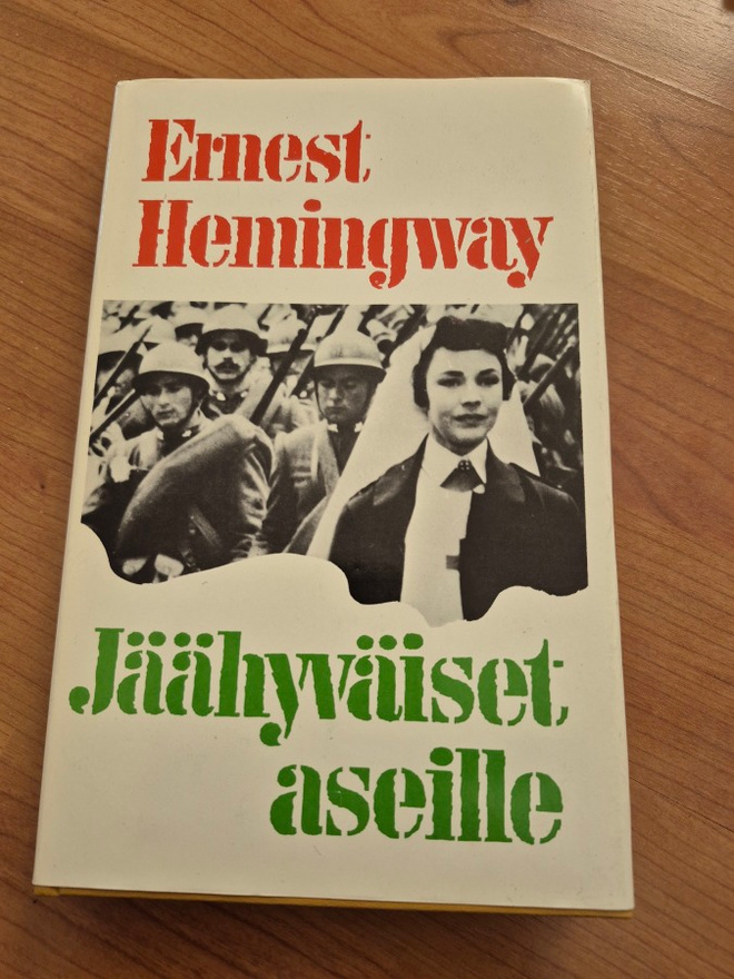 HEMINGWAY: JÄÄHYVÄISET ASEILLE  uudenveroinen