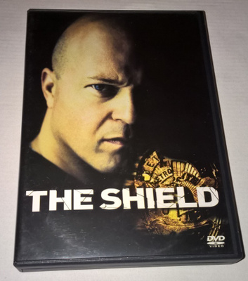 THE SHIELD THE COMPLETE FIRST SEASON 4 DVD LEVYÄ