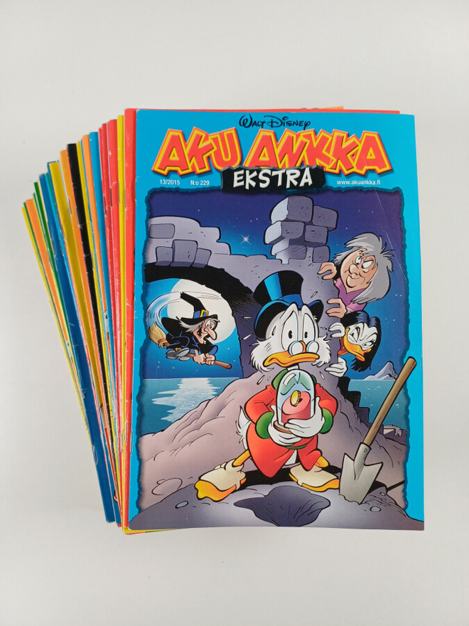 Laatikollinen Aku Ankka Extra -lehtiä 2014-2017