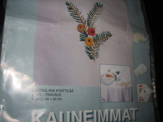 KIRJONTATYÖ 2 lautasliinaa, langat/kankaat+pitsit