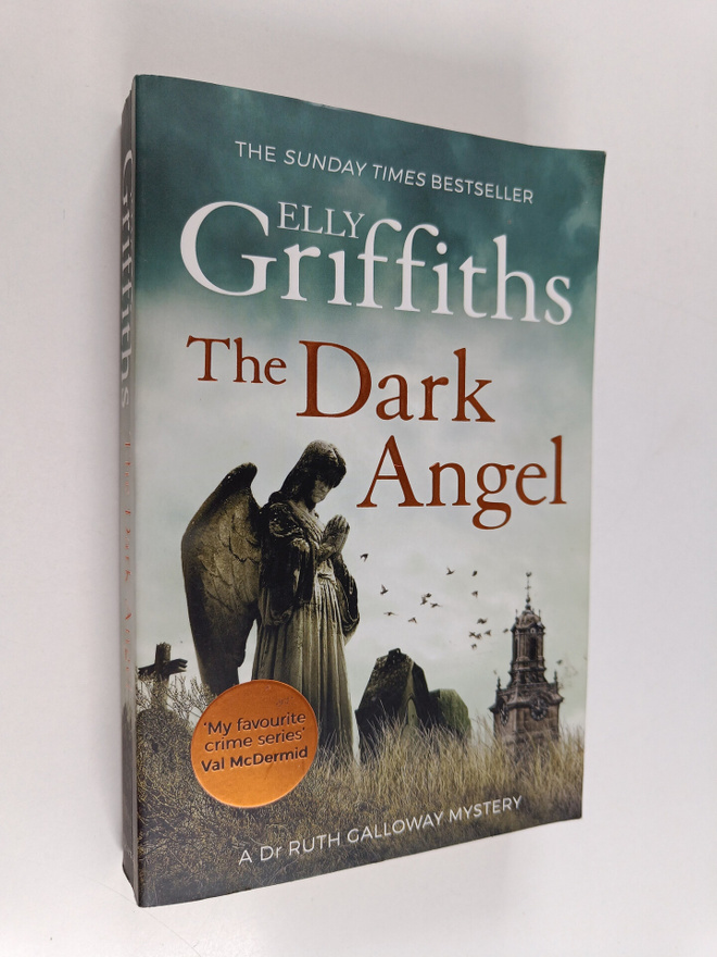 Elly Griffiths : The dark angel : a Dr Ruth Galloway mystery
