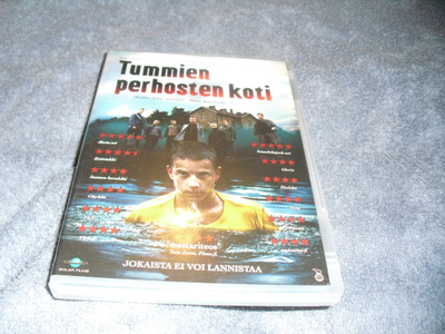 TUMMIEN PERHOSTEN KOTI (Dome Karukoski -ohjaus)***