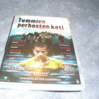 TUMMIEN PERHOSTEN KOTI (Dome Karukoski -ohjaus)*** - pikkukuva 1