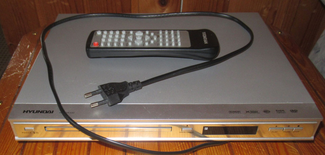 Hyundai kaukosäädin + dvd/cd-soitin.