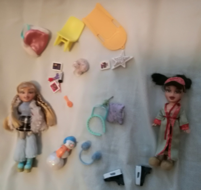 Pikku Bratz nuket n.11cm, 2 kpl,+tarvikkeet