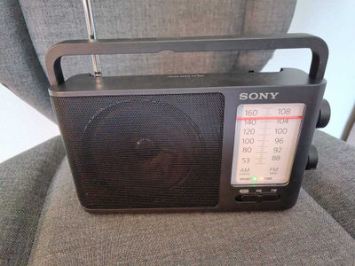 Uusi Sony ICR-506 matkaradio + paristot, takuu 24kk