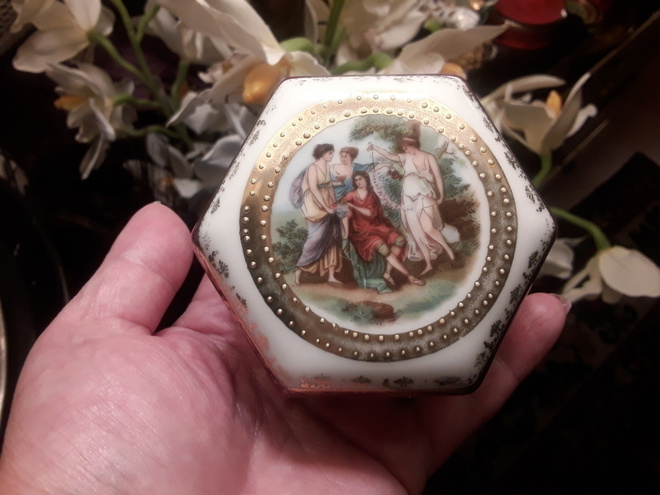 Posliini korulipas . Kannellinen rasia. Rokokoo tyylinen