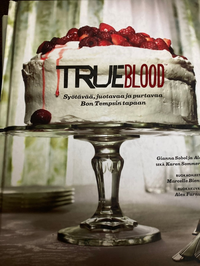TRUE BLOOD Syötävää, juotavaa, purtavaa