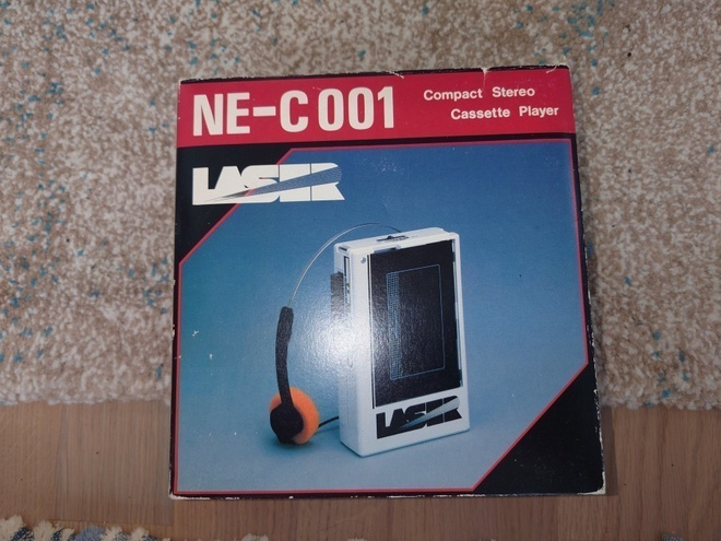 LASER NE-C001 kasettisoitin walkman tyyliin