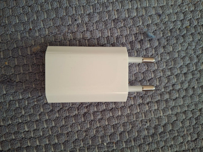 Alkupäräinen pieni Apple USB laturi (ilman kaapeli)