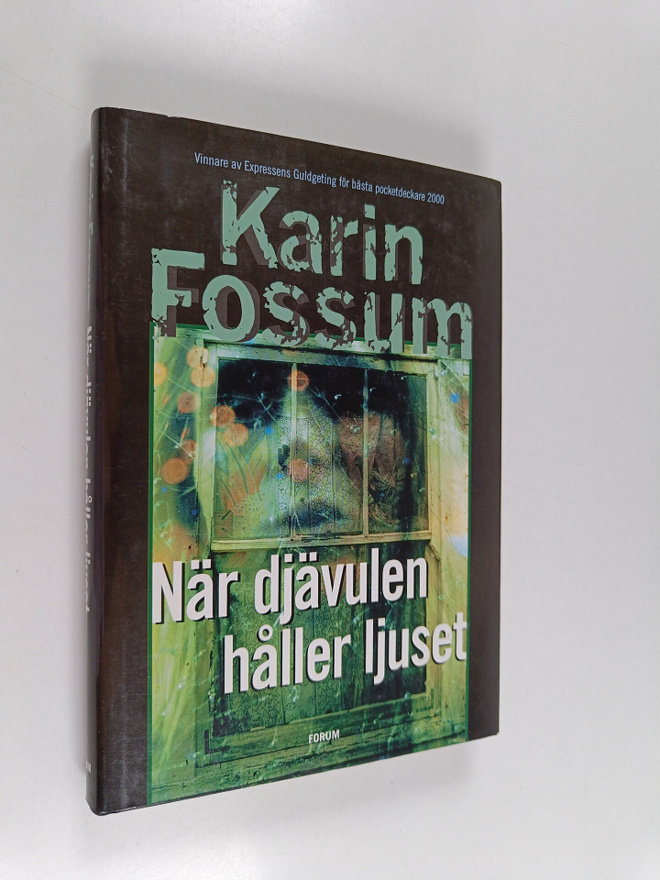 Karin Fossum : När djävulen håller ljuset