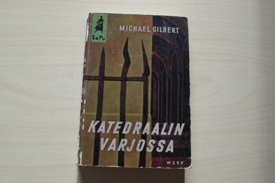 Michael Gilbert : Katedraalin varjossa , Sapo 20