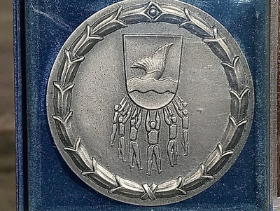 Vantaa Vaakuna. Hopeavärinen rasiassa. Halkaisja - 54 mm.